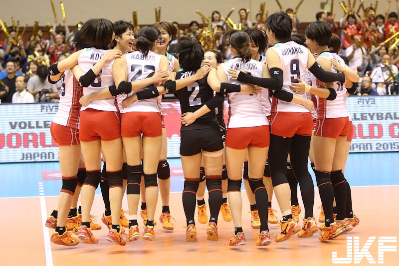 場上畫面好精彩！各種「邪惡視角」讓人盯得目不轉睛，閃光燈沒停過…