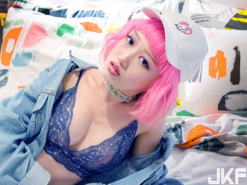 巨乳部落客「魚刺」全身散發粉色泡泡　大尺度「第一次經驗」超羞澀