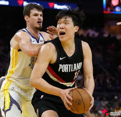 大发体育-季前赛-杨翰森首秀4+4+1+6犯离场 开拓者负勇士,大发助力你的致富之路!