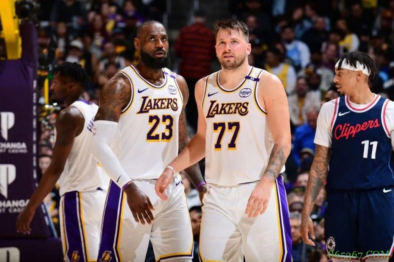 焦点球星连续出场，状态起伏引发热议