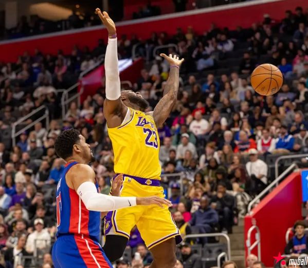 迈博体育 东契奇32分&绝平3分不中老詹12+10 活塞终结湖人9连