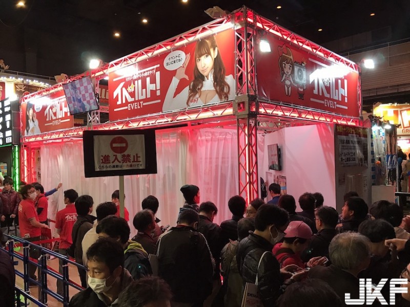 超聽話！日本AV成人展「原味內褲」衣服全脫了！她們自己把裙子給掀起來… 太狂了！