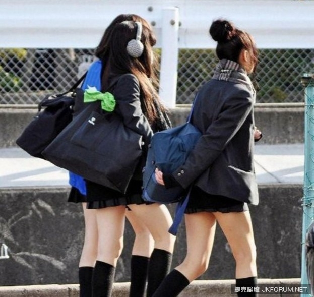 日本電車奇景之一！女高中生居然當眾露底褲…太羞惹